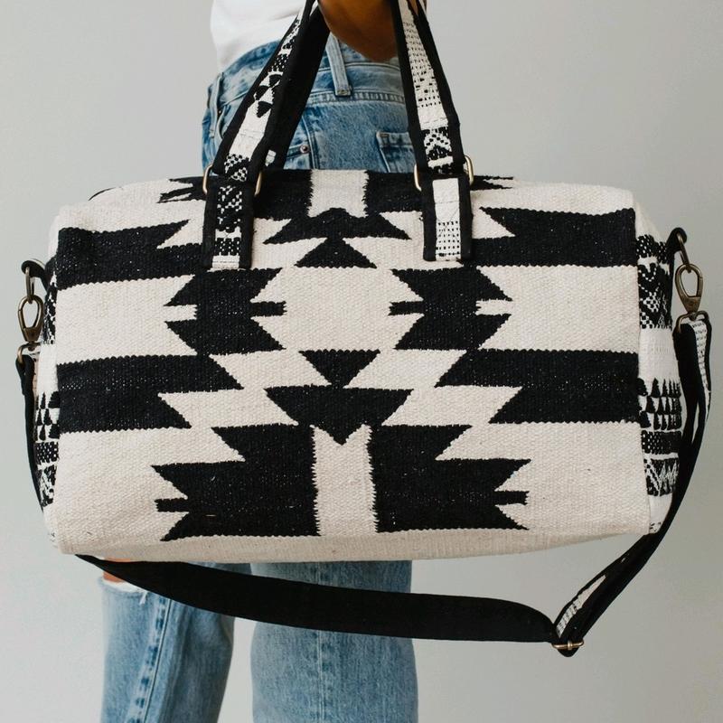 Aztec Style Duffel Bag with Zipper Closure and Interior Pockets - Spacious Design for Travel Essentials