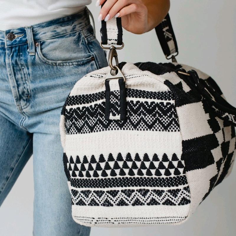 Aztec Style Duffel Bag with Zipper Closure and Interior Pockets - Spacious Design for Travel Essentials