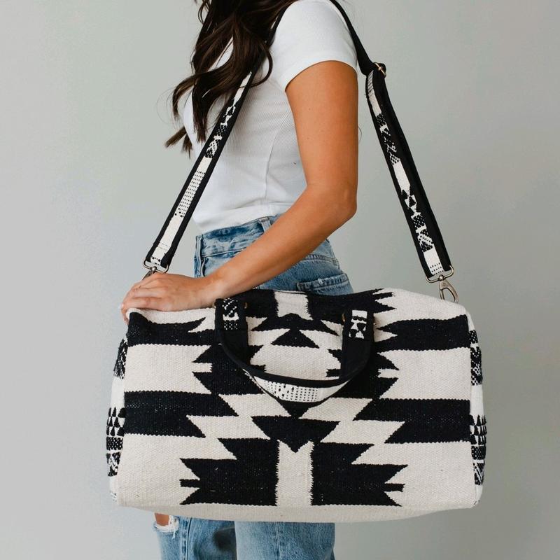 Aztec Style Duffel Bag with Zipper Closure and Interior Pockets - Spacious Design for Travel Essentials