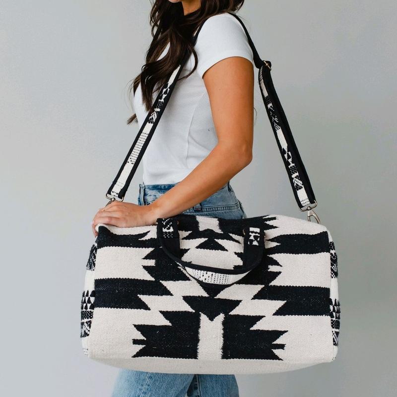 Aztec Style Duffel Bag with Zipper Closure and Interior Pockets - Spacious Design for Travel Essentials