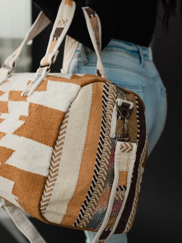 Aztec Style Duffel Bag with Zipper Closure and Interior Pockets - Spacious Design for Travel Essentials