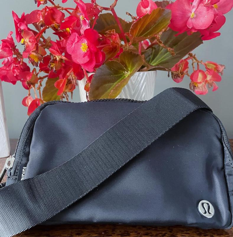 Lululemon Athletica Everywhere Belt Bag, Black, 7.5 x 5 x 2 inches uniqlo sidebag mom bag women wallet white elegant crossbody & shoulder bags