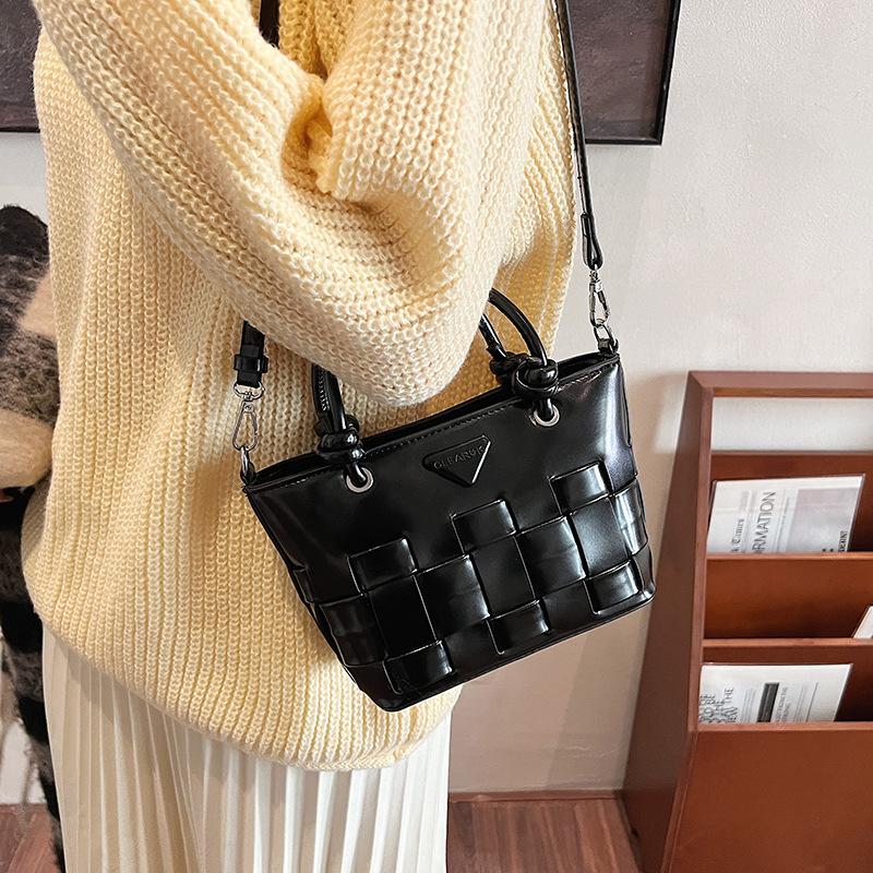 Autumn Winter Retro Hand Holding Bucket Bag High-Grade Women's Bag Ins Design Woven Vegetable Basket Messenger Bag Fashion Bag