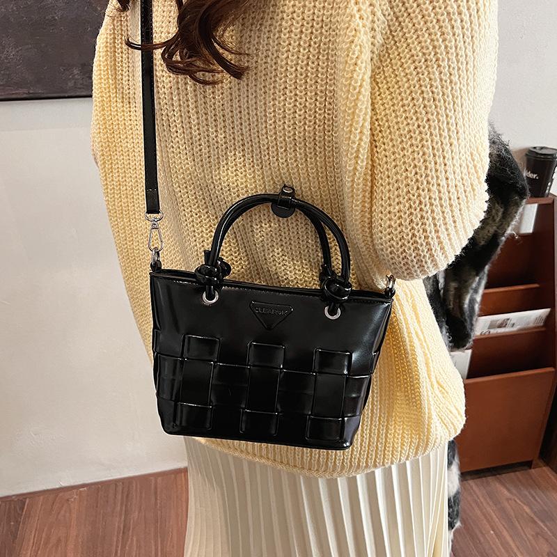 Autumn Winter Retro Hand Holding Bucket Bag High-Grade Women's Bag Ins Design Woven Vegetable Basket Messenger Bag Fashion Bag