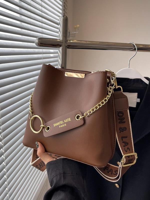 Women's Solid Color Crossbody Bucket Bag, 2024 New Summer Adjustable Chain Wide Letter Print Strap Shoulder Bag Back To School, Luxury Bags Crossbody Trendy Commuting Travel Bag, Fall Outfits, Earthtone Fall Freshness