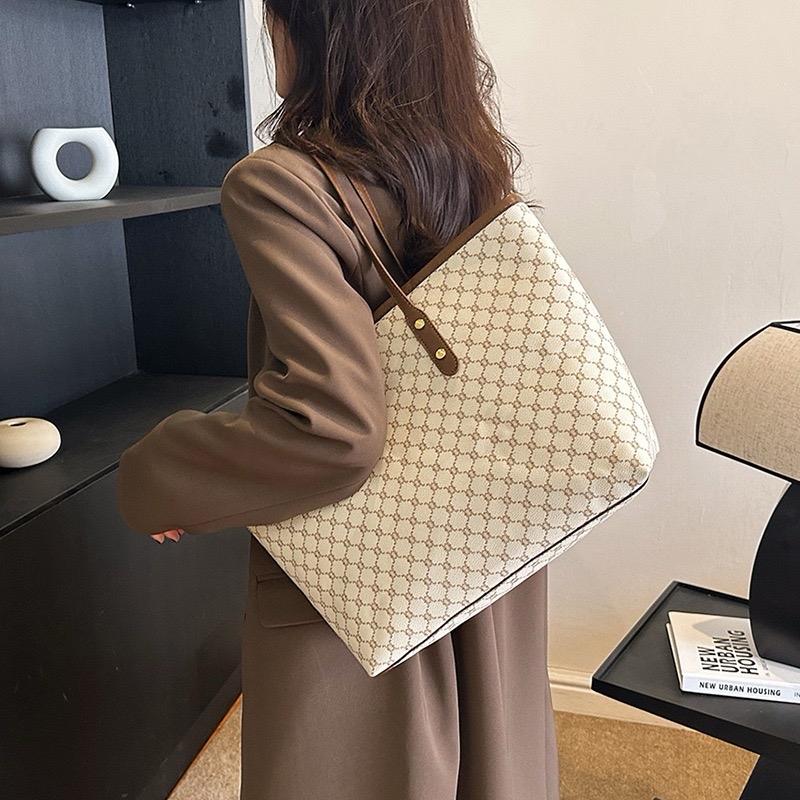 Large Capacity Classic Vintage Letter Printing PU Leather Tote Bag - Spacious Commuter Handbag with Zipper Closure - Stylish Womens Shoulder Bag for Daily Use